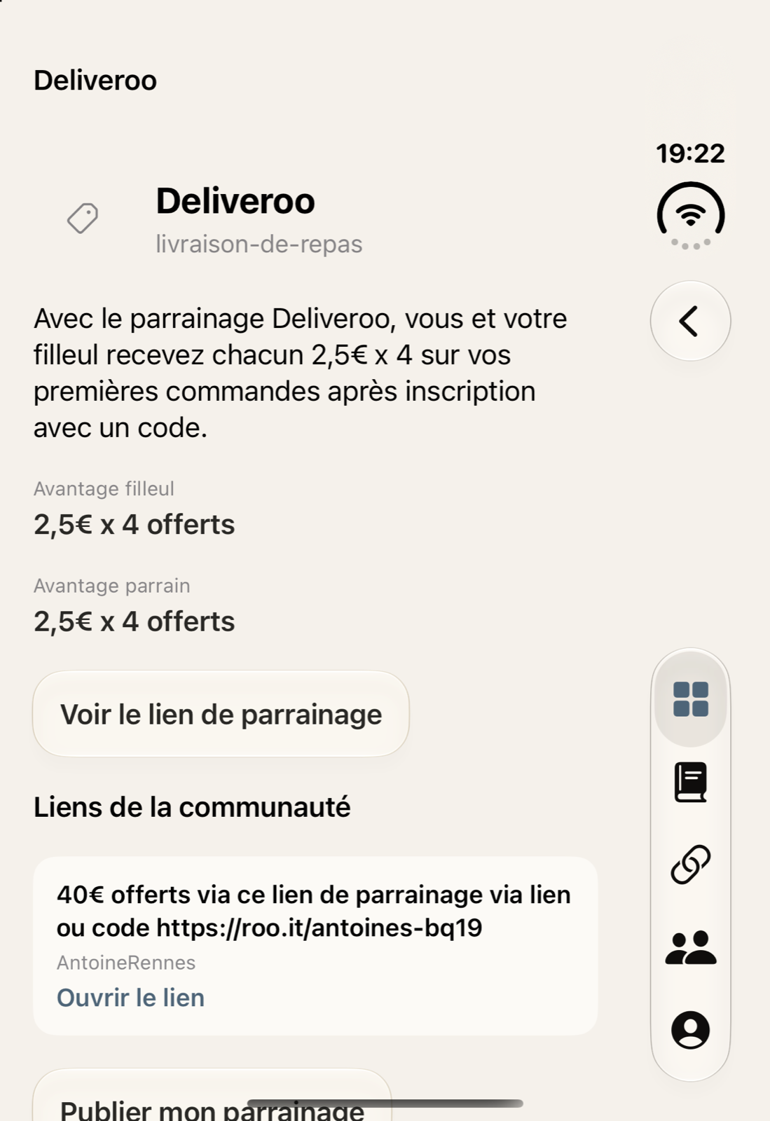 Écran extérieur de l’iPhone Duo : fiche Deliveroo avec les avantages du filleul et du parrain