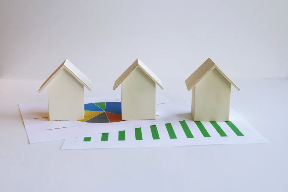 Maisons en papier sur un graphique de croissance, symbolisant l'investissement immobilier.