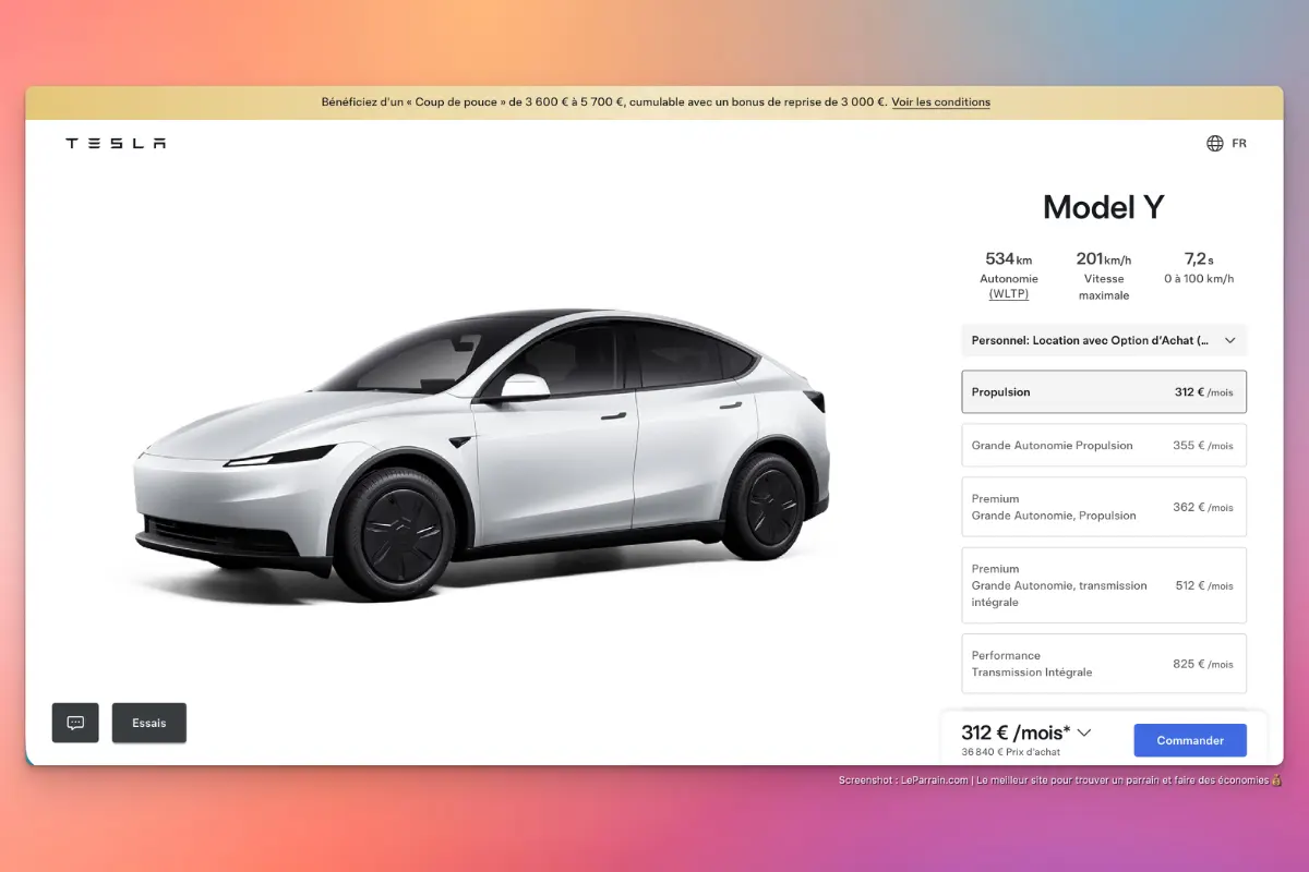 Voiture électrique Tesla Model Y blanche vue de côté avec des roues noires.