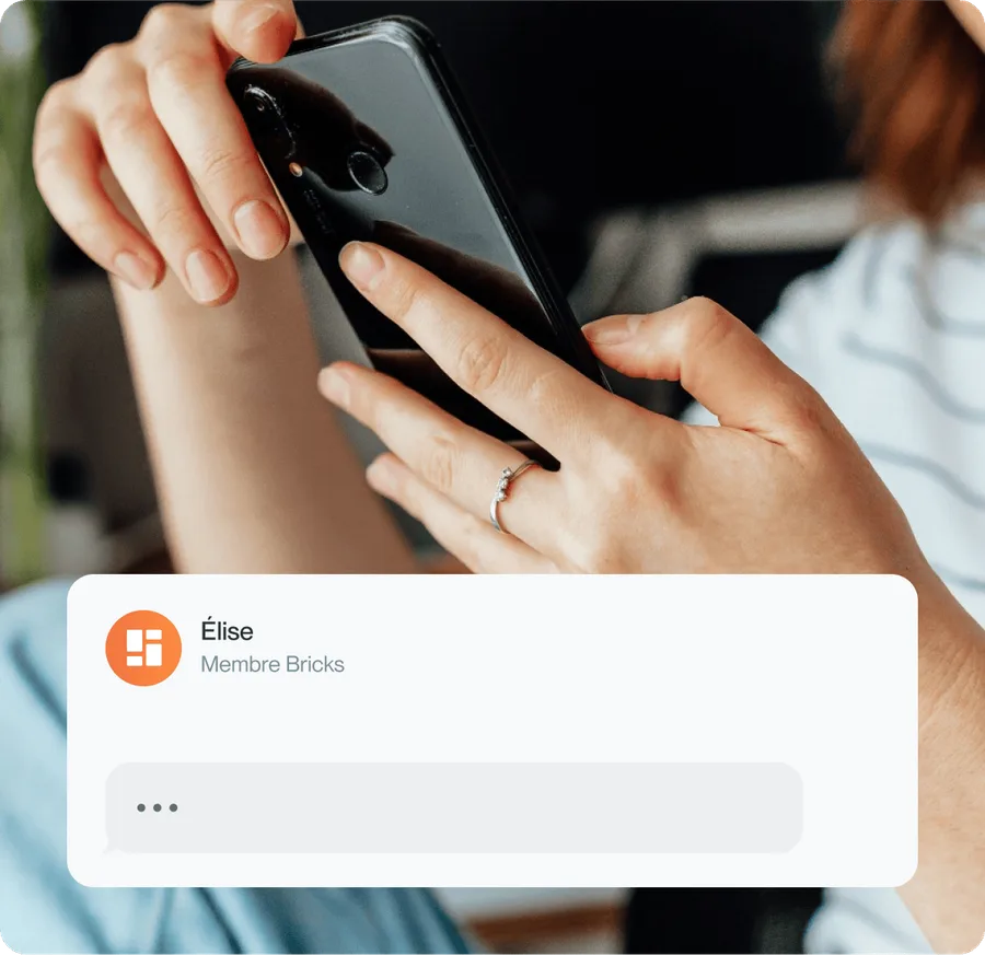 Une membre de la communauté Bricks échange avec l'équipe depuis son téléphone