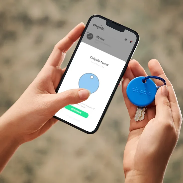 Chipolo POP bleu accroché à un trousseau de clés, avec l'application qui indique que l'objet a été retrouvé
