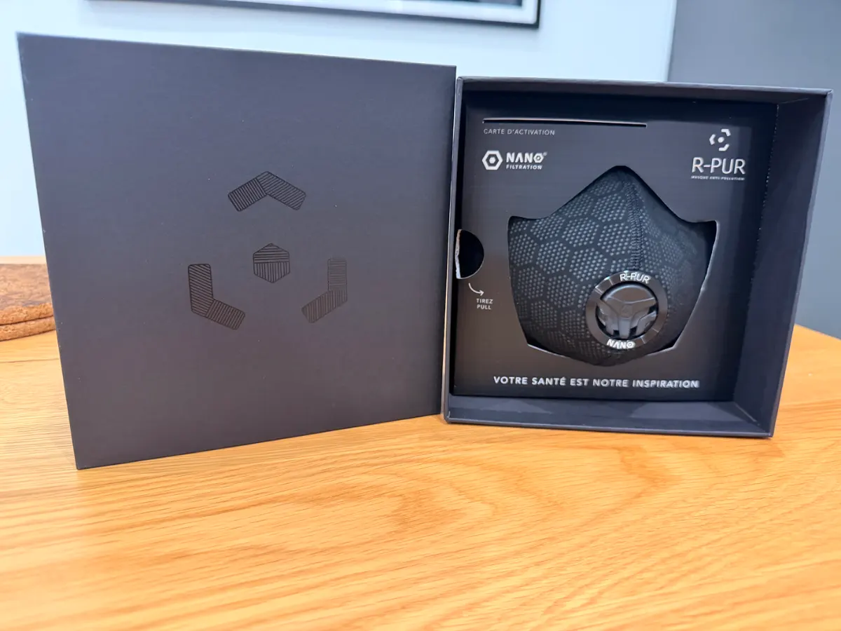 Masque de protection R-PUR dans un emballage noir, avec inscription et logo visibles.