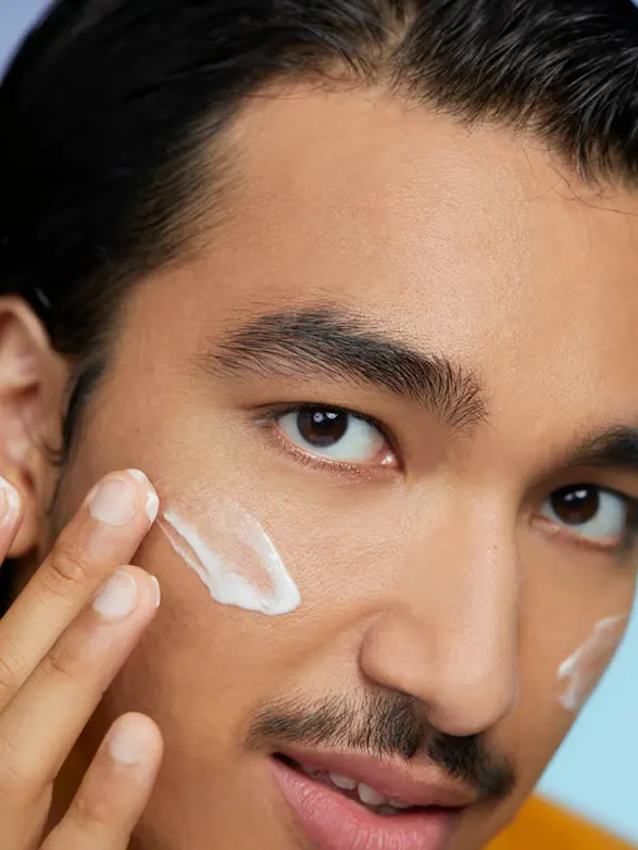 Homme appliquant une crème Horace sur son visage