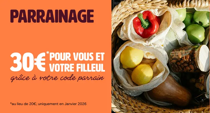 Panier en osier avec légumes et fruits, texte promotionnel sur fond coloré.