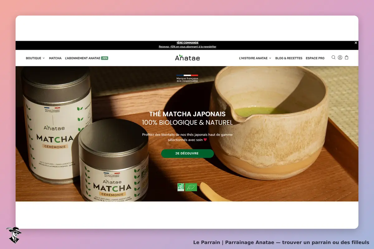 Anatae : présentation de thé matcha avec emballages et bol sur une surface en bois