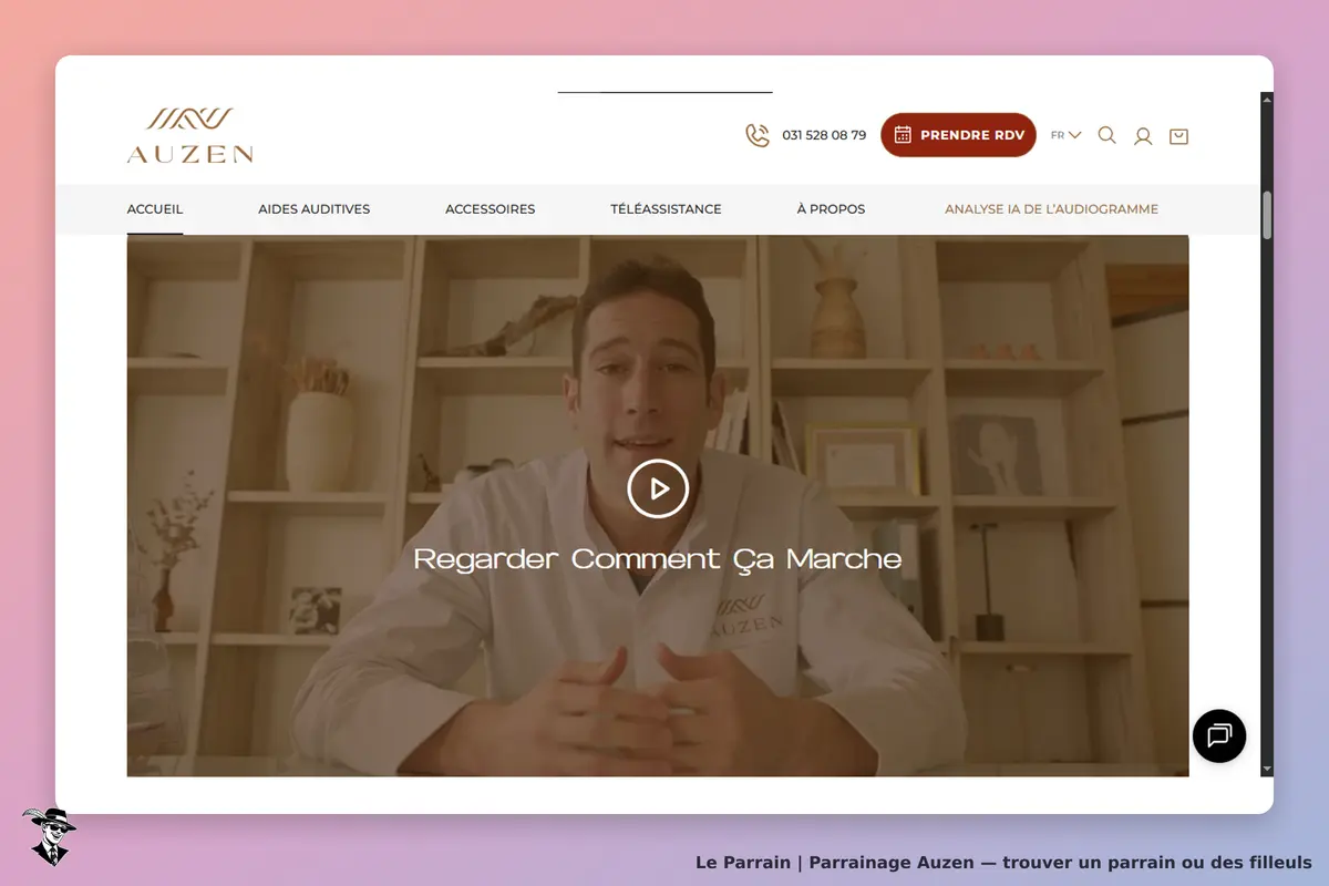 Auzen : vidéo d'explication avec un homme en chemise devant une étagère décorée