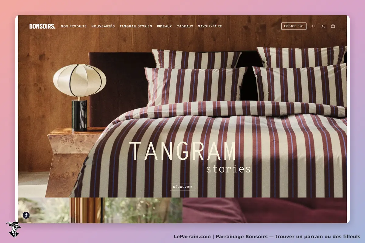 Bonsoirs : vue d'une chambre avec literie à rayures et lampe décorative sur une table en bois