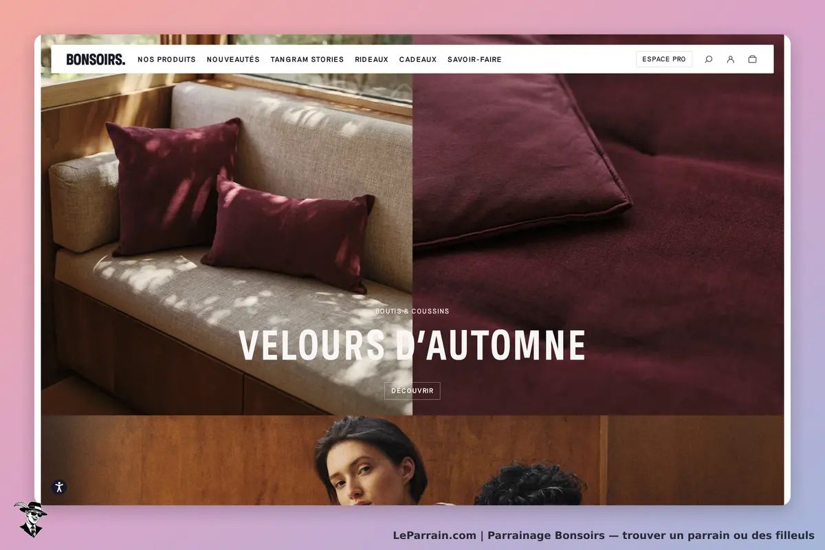 Bonsoirs : page d'accueil avec des coussins en velours et un canapé en bois