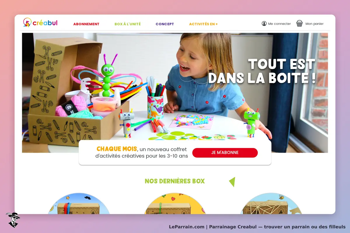 Creabul : enfant souriant entouré de matériel créatif dans une pièce lumineuse
