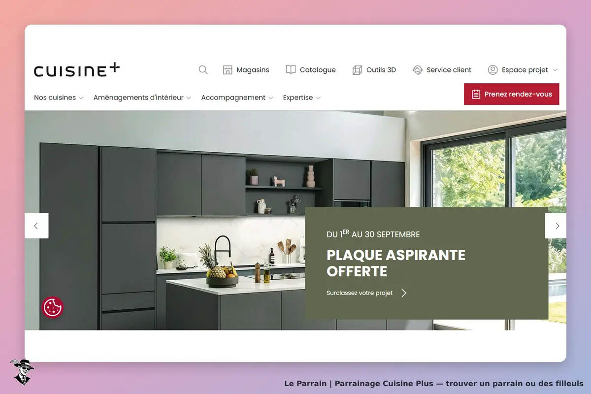 Cuisine Plus : cuisine moderne avec meubles gris, évier et fenêtre sur jardin. Bouton de