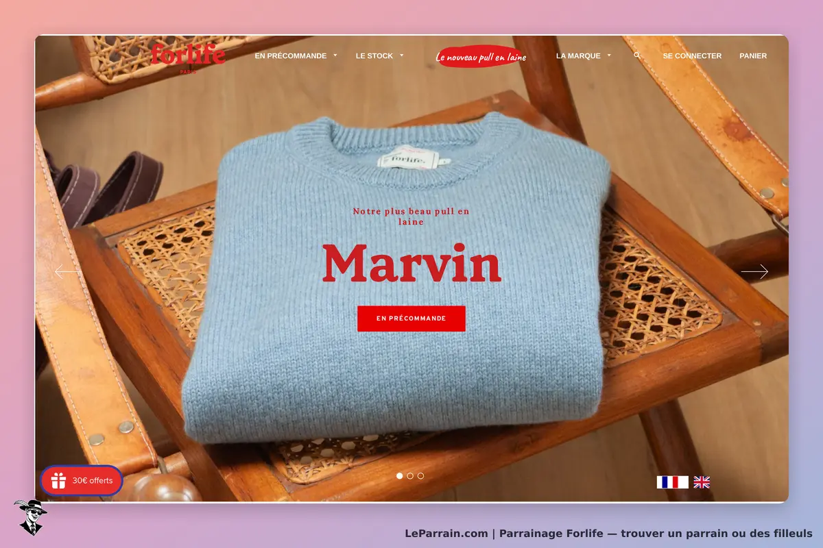 Forlife : un pull en laine bleu posé sur une chaise en rotin, avec le nom "Marvin" affiché