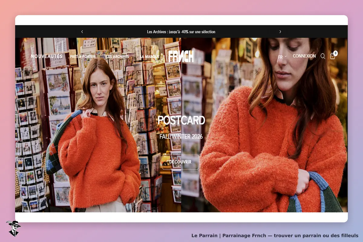 Frnch : modèle portant un pull orange devant un étal de cartes postales