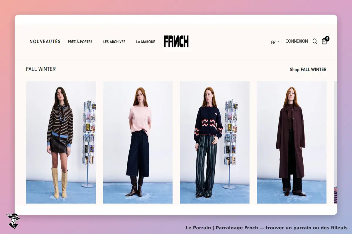Frnch : quatre modèles en vêtements automne-hiver sur fond blanc, avec présentoir à magazines