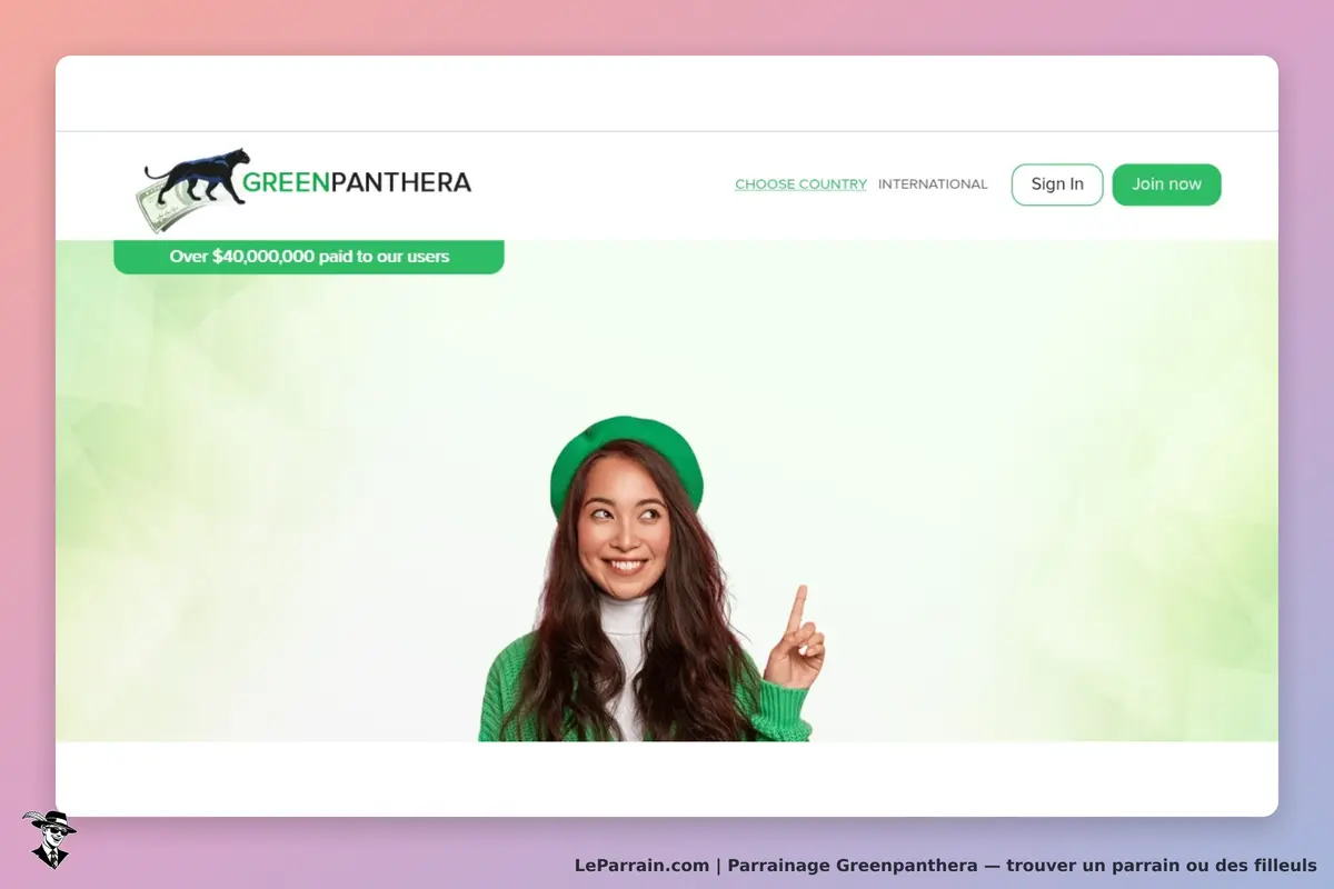 Greenpanthera : femme souriante en pull vert et béret, pointant vers le haut sur fond clair