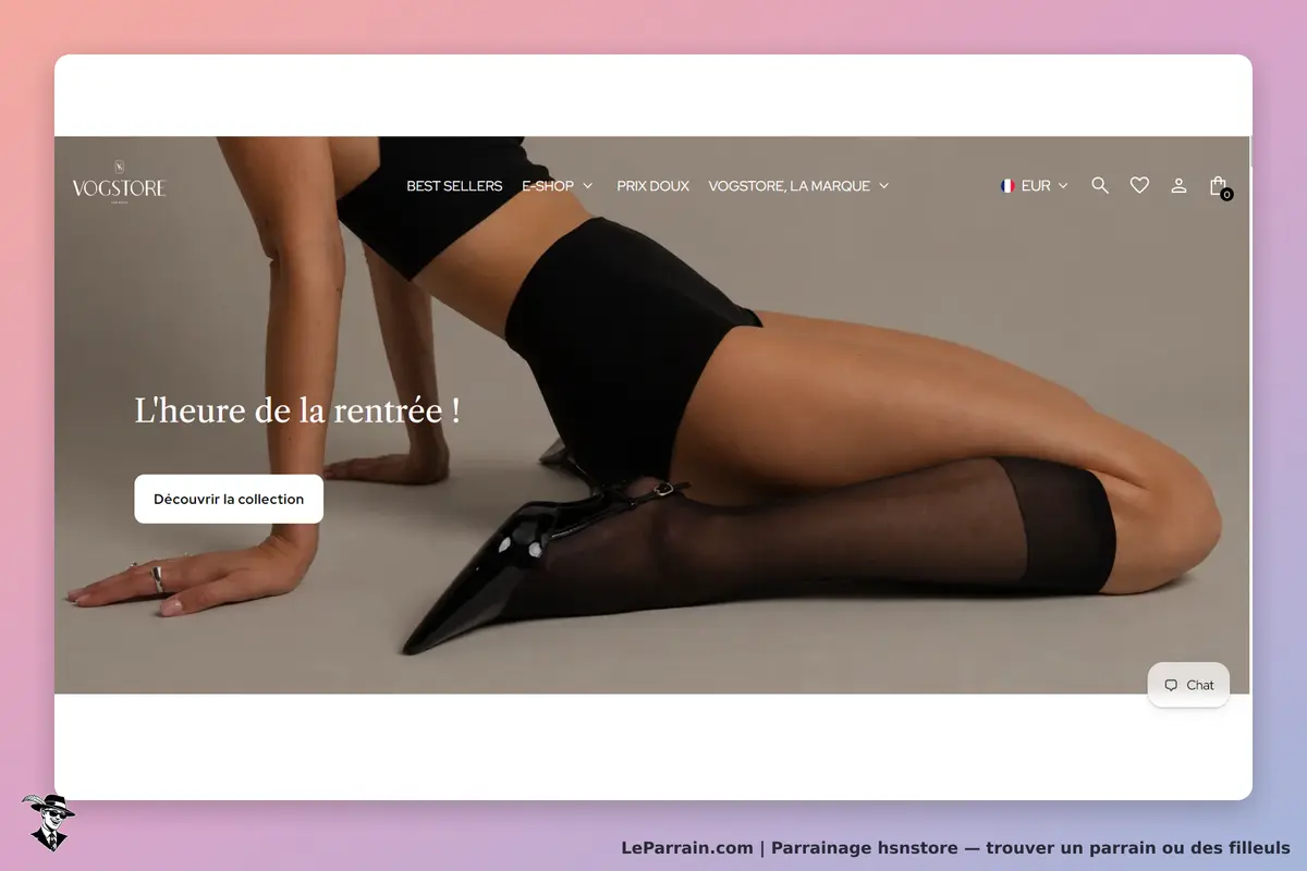 hsnstore : vOGSTORE : modèle féminin en tenue noire posant sur un fond beige, avec un message