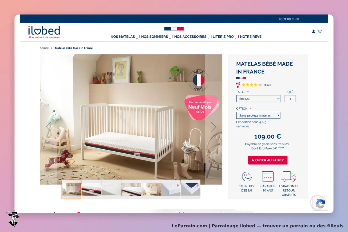 ilobed : matelas bébé dans un lit blanc, décor de chambre avec jouets colorés en arrière-plan