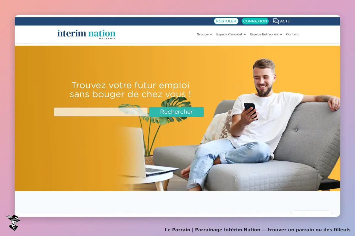 Intérim Nation : page d'accueil avec un homme souriant utilisant son téléphone sur un canapé