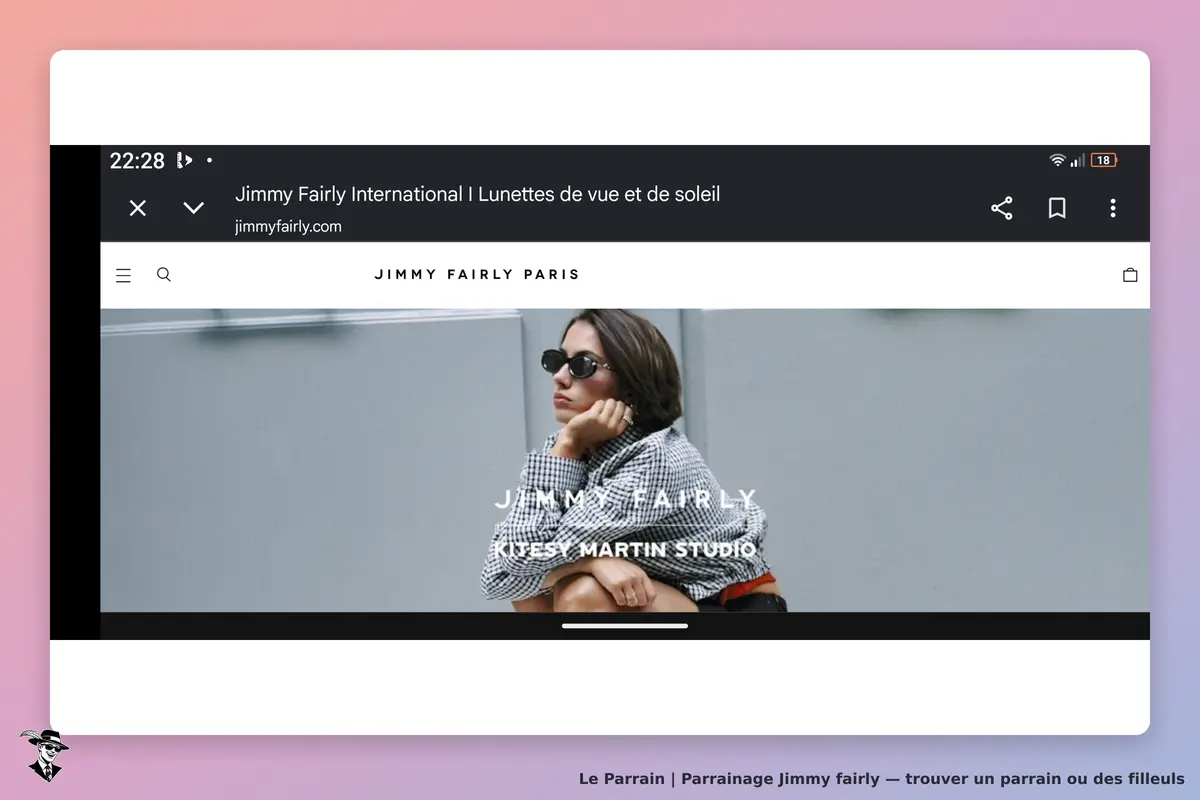 Jimmy Fairly : image d'une femme portant des lunettes, assise, sur un fond gris