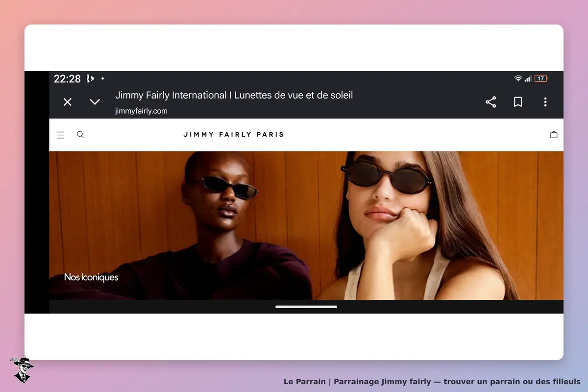 Jimmy Fairly : deux modèles portant des lunettes de soleil sur fond en bois