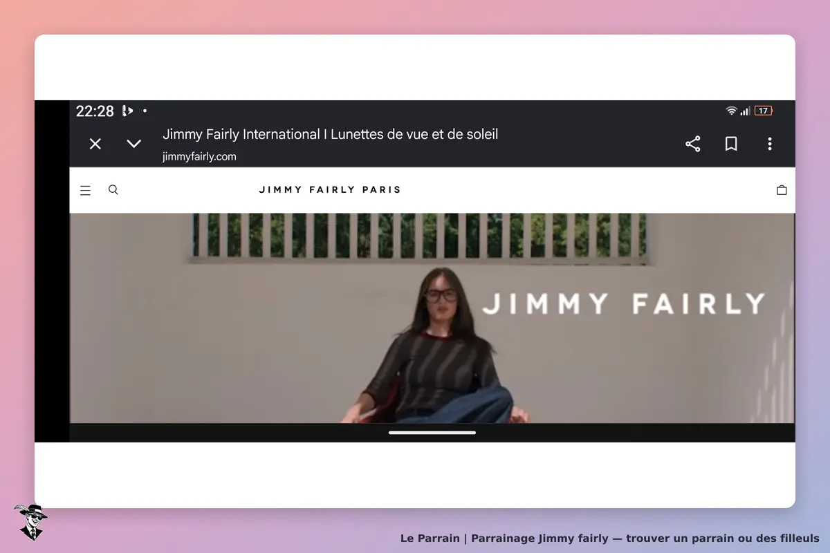 Jimmy Fairly : modèle portant des lunettes, assise devant un mur avec le logo de la marque