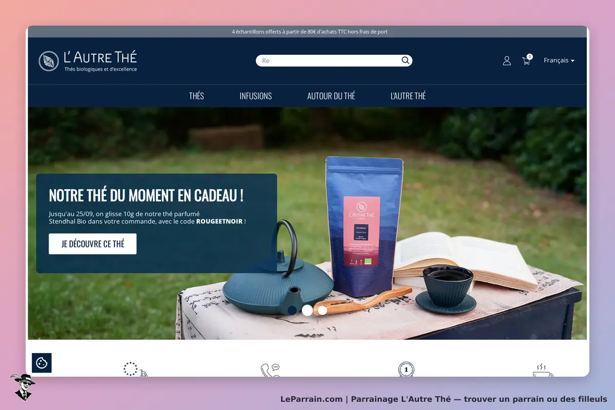 L'Autre Thé : page d'accueil avec thé, tasse et livre sur une table en extérieur