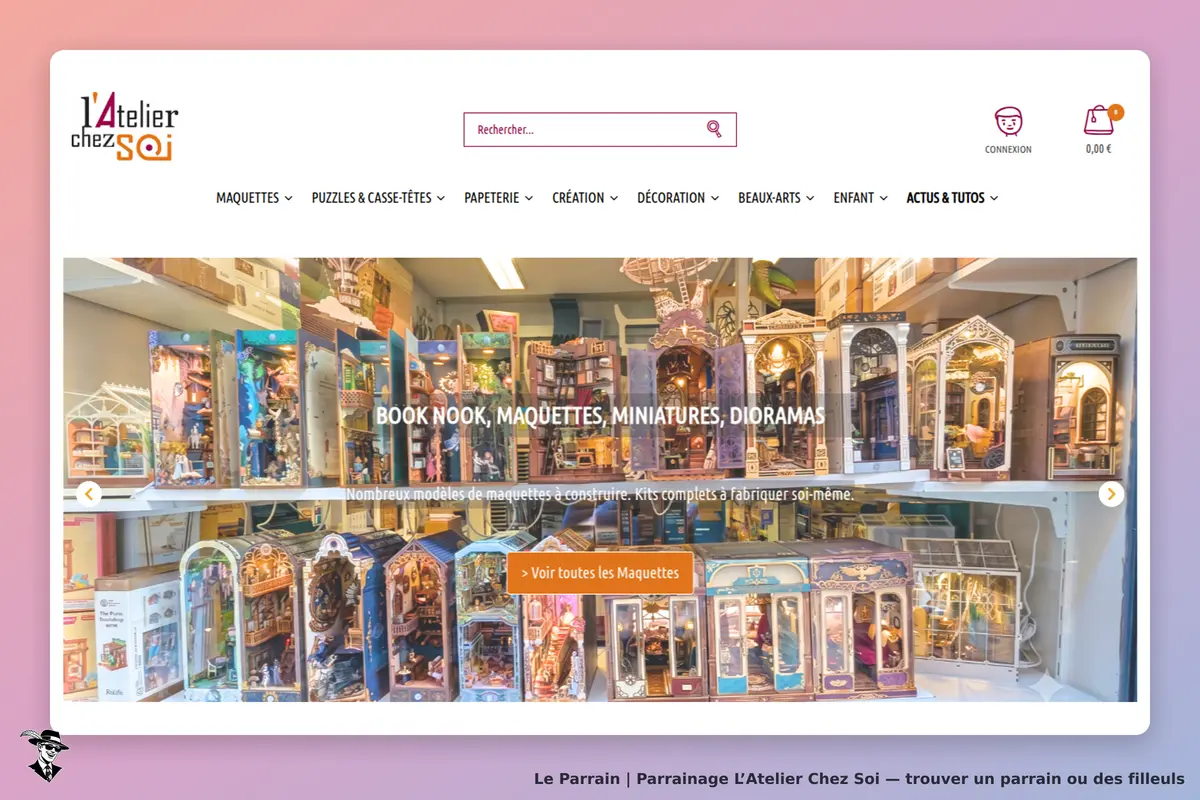 L’Atelier Chez Soi : maquettes, miniatures et dioramas exposés sur des étagères en magasin