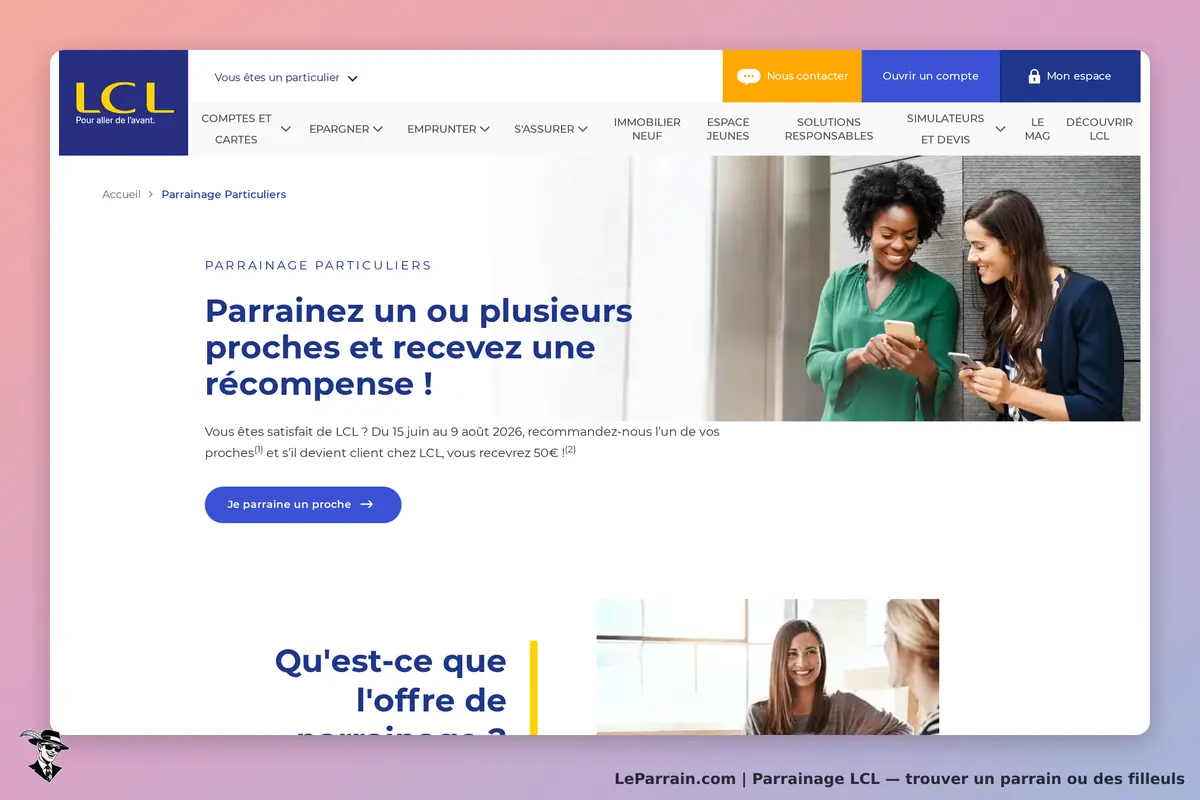 Femmes utilisant des smartphones, découvrant le parrainage LCL et ses récompenses.