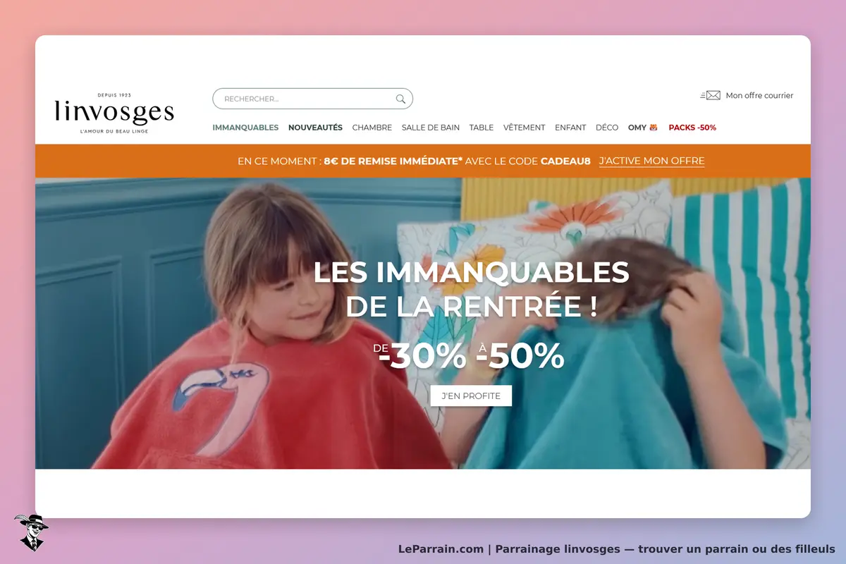 linvosges : deux enfants avec des capes colorées sur fond de canapé et de murs décoratifs