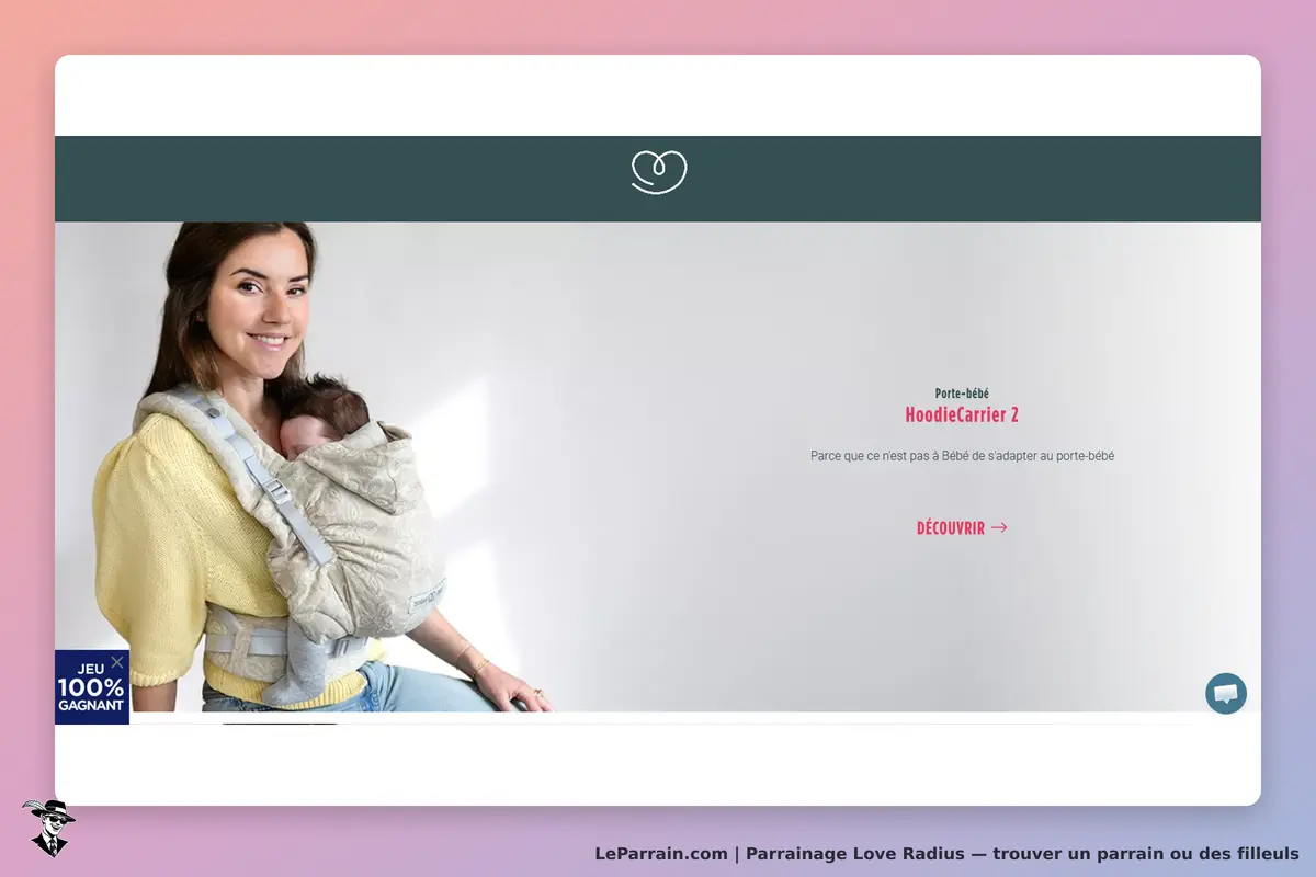 Love Radius : femme souriante portant un bébé dans un porte-bébé sur fond clair
