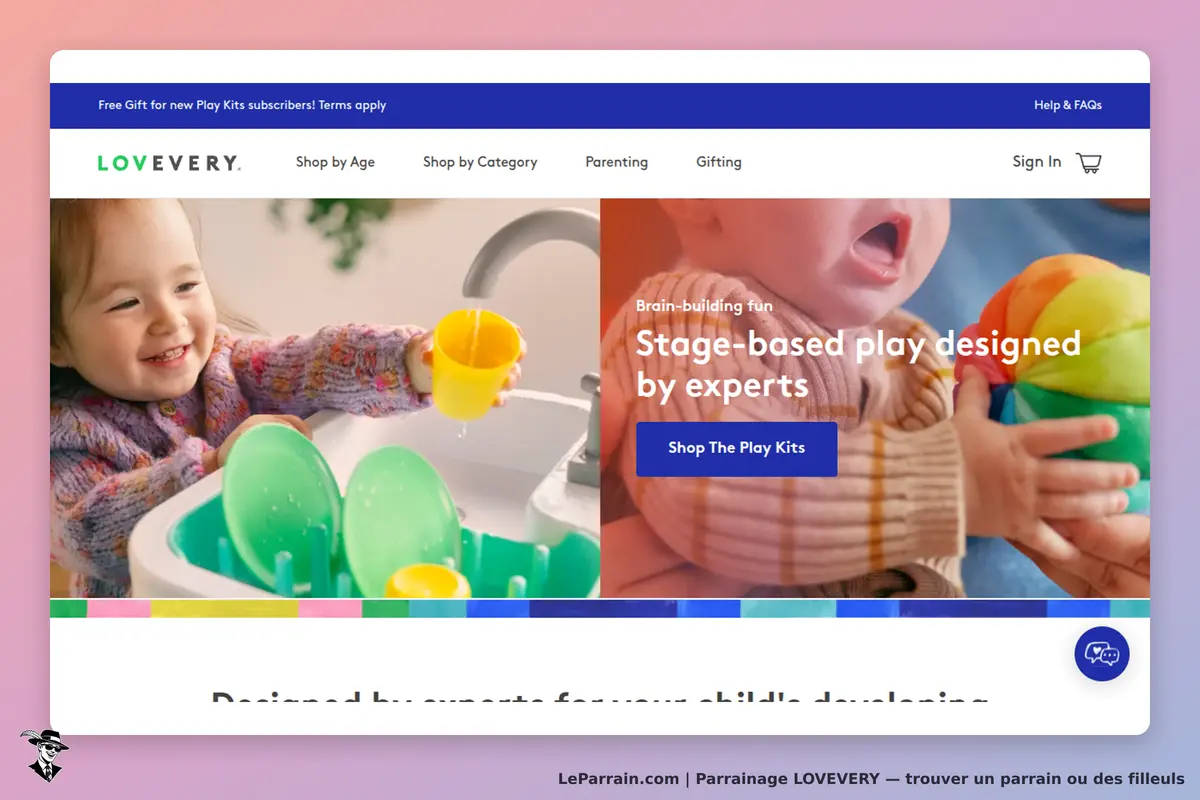 LOVEVERY : enfant jouant avec des jouets colorés près d'un évier, ambiance ludique et joyeuse