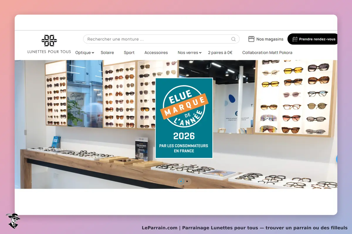 LUNETTES POUR TOUS : présentation de lunettes sur des étagères et un comptoir en bois