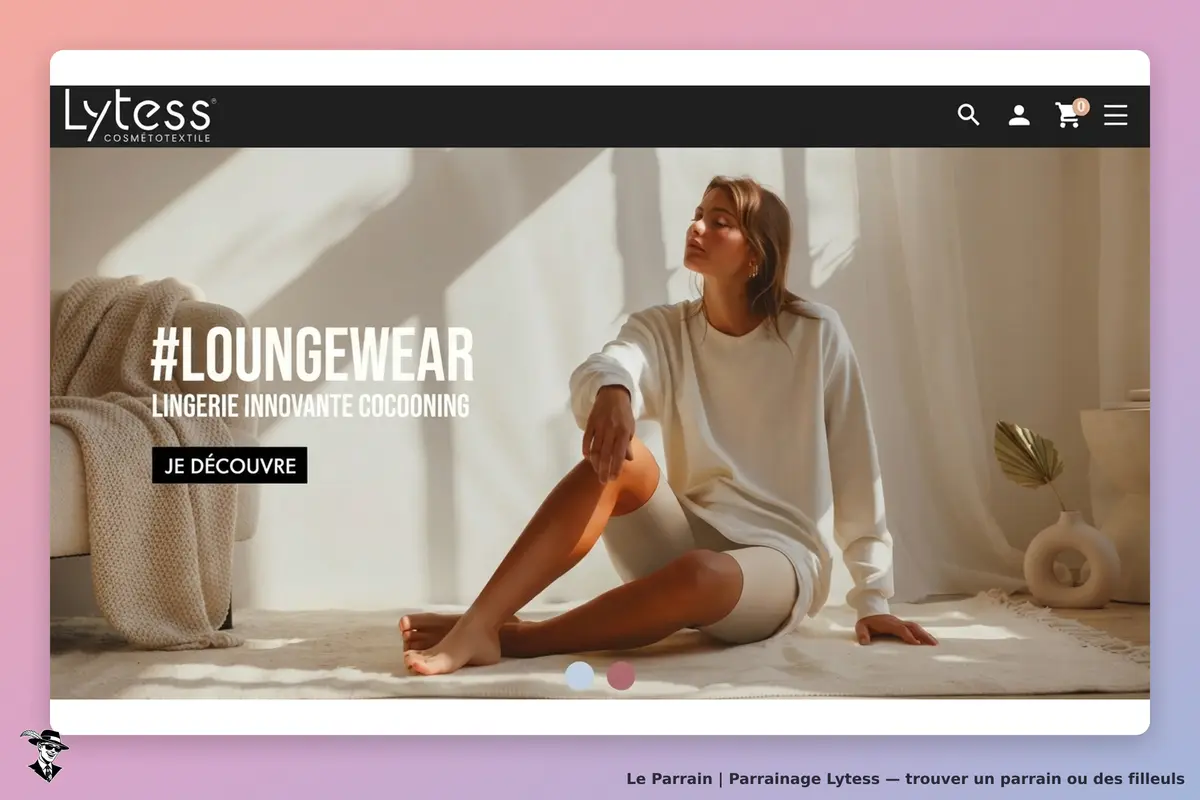 Lytess : modèle en tenue décontractée assise sur un tapis, lumière douce et ambiance cocooning