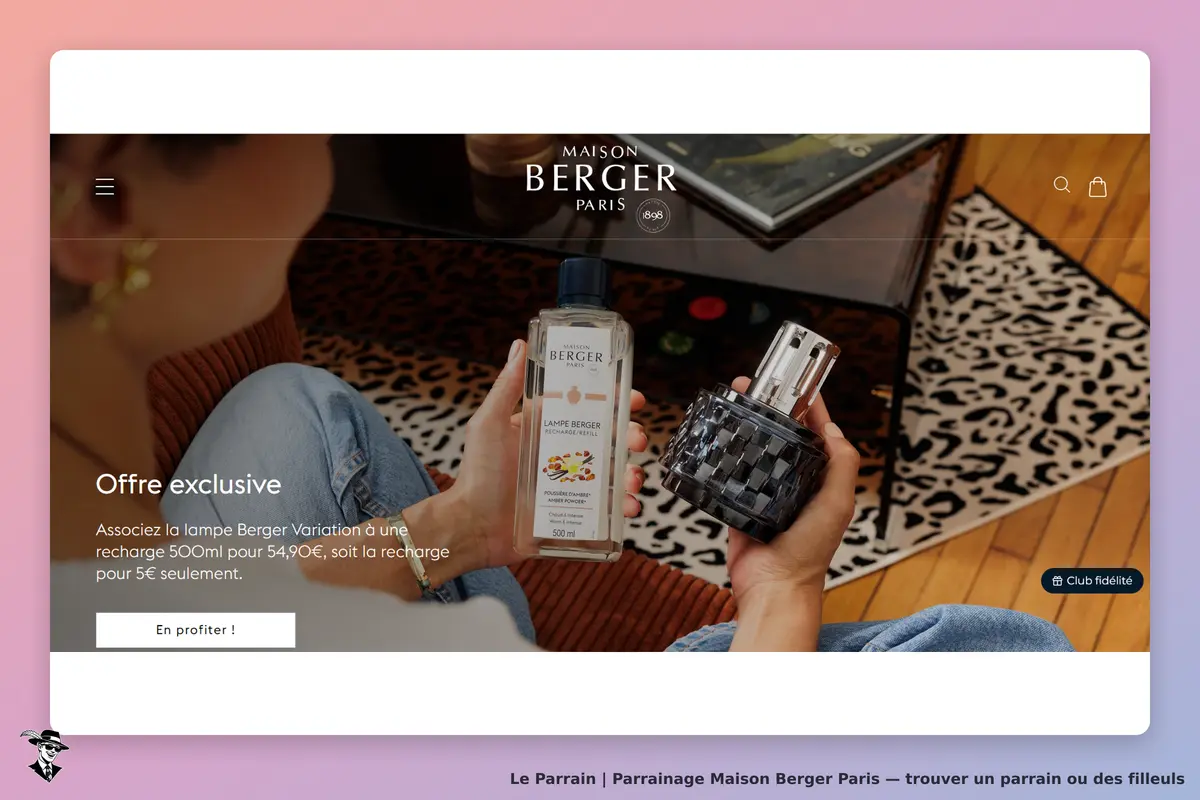 Maison Berger Paris : une personne tient une lampe Berger et une recharge sur un fond décoratif