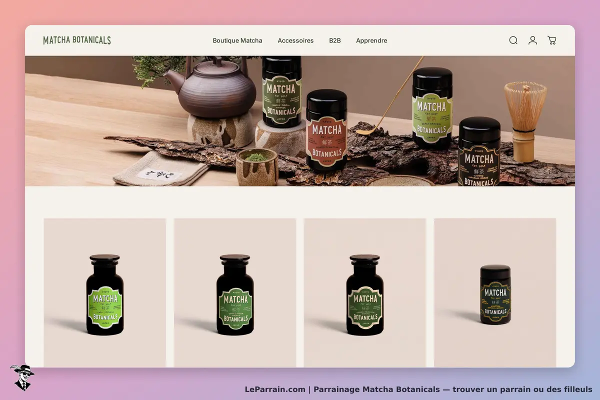Matcha Botanicals : présentation de produits de matcha avec théière et accessoires en arrière-plan