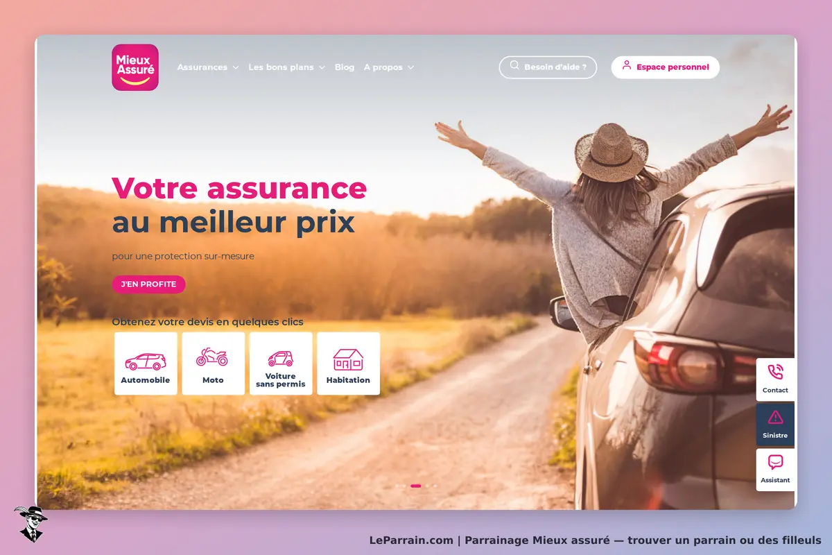 Femme souriante sur une voiture, promouvant l'assurance Mieux Assuré.