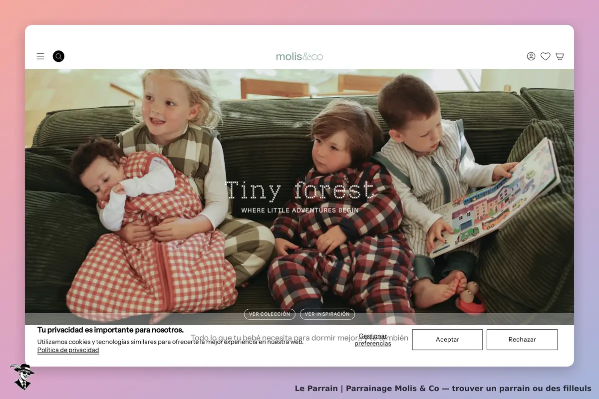 Molis & Co : enfants assis sur un canapé, entourés de couvertures, avec un livre et un sourire