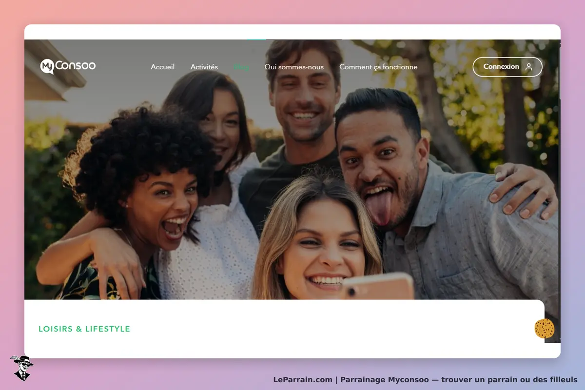 Myconsoo : groupe de jeunes souriants prenant un selfie en extérieur. Texte d'accueil en bas