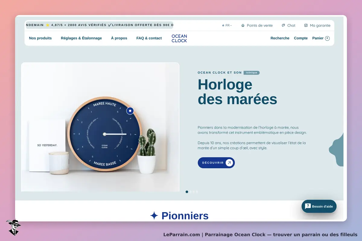 Horloge des marées moderne avec cadran bleu et éléments décoratifs sur fond minimaliste.