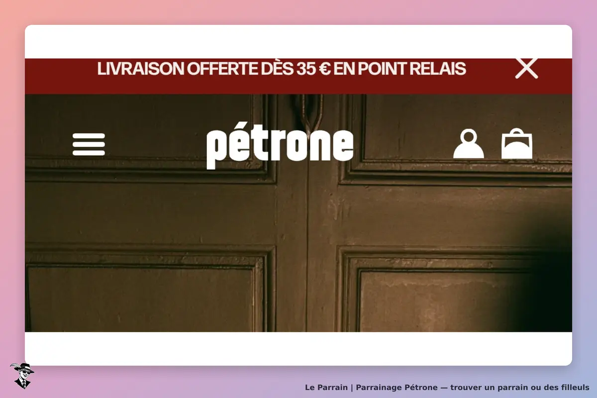 Pétrone : logo du site sur fond de porte en bois avec menu et icônes en haut de l'écran