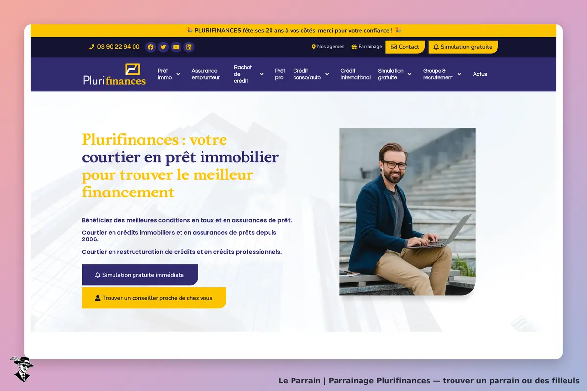 Plurifinances : page d'accueil avec un homme souriant utilisant un ordinateur portable