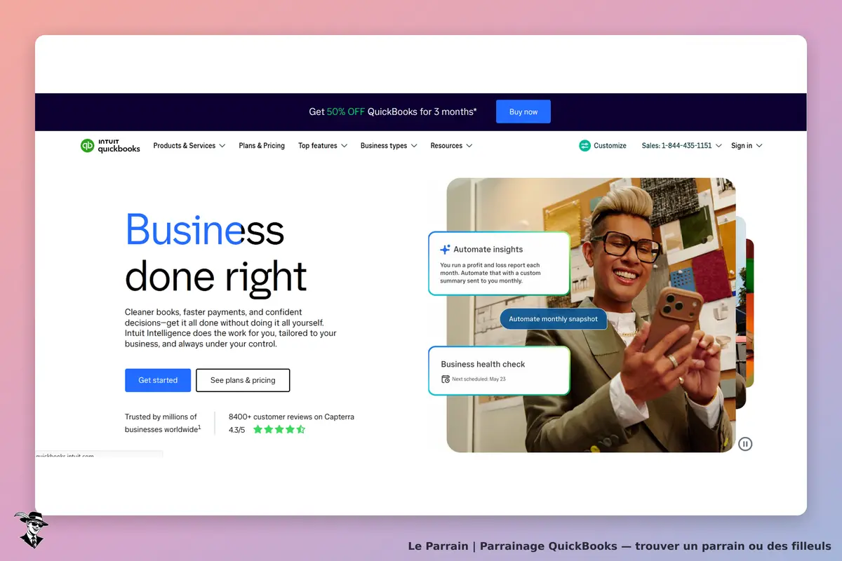QuickBooks : page d'accueil avec un utilisateur souriant tenant un téléphone et des fonctionnalités