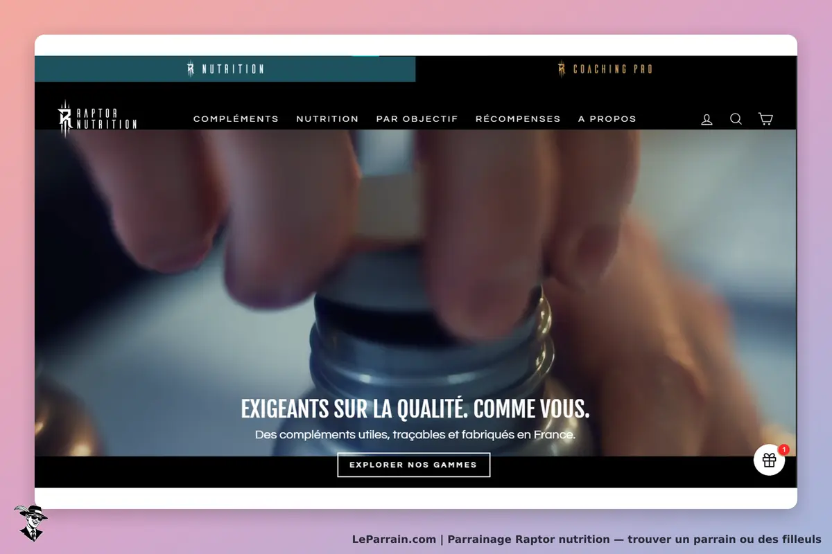 Raptor Nutrition : main ouvrant un pot de complément sur fond avec slogan et menu de navigation