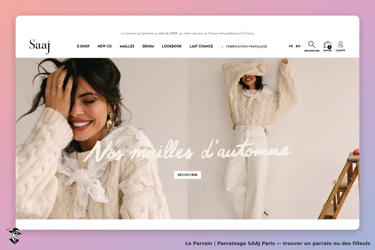 SAAJ Paris : modèle souriant portant un pull en maille et une tenue blanche sur fond clair