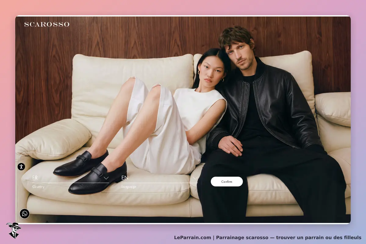 scarosso : modèle féminin et masculin assis sur un canapé, portant des chaussures en cuir