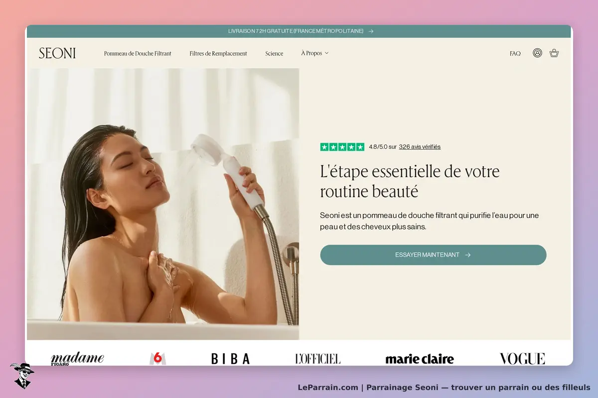 Femme utilisant un pommeau de douche filtrant Seoni pour une routine beauté saine.