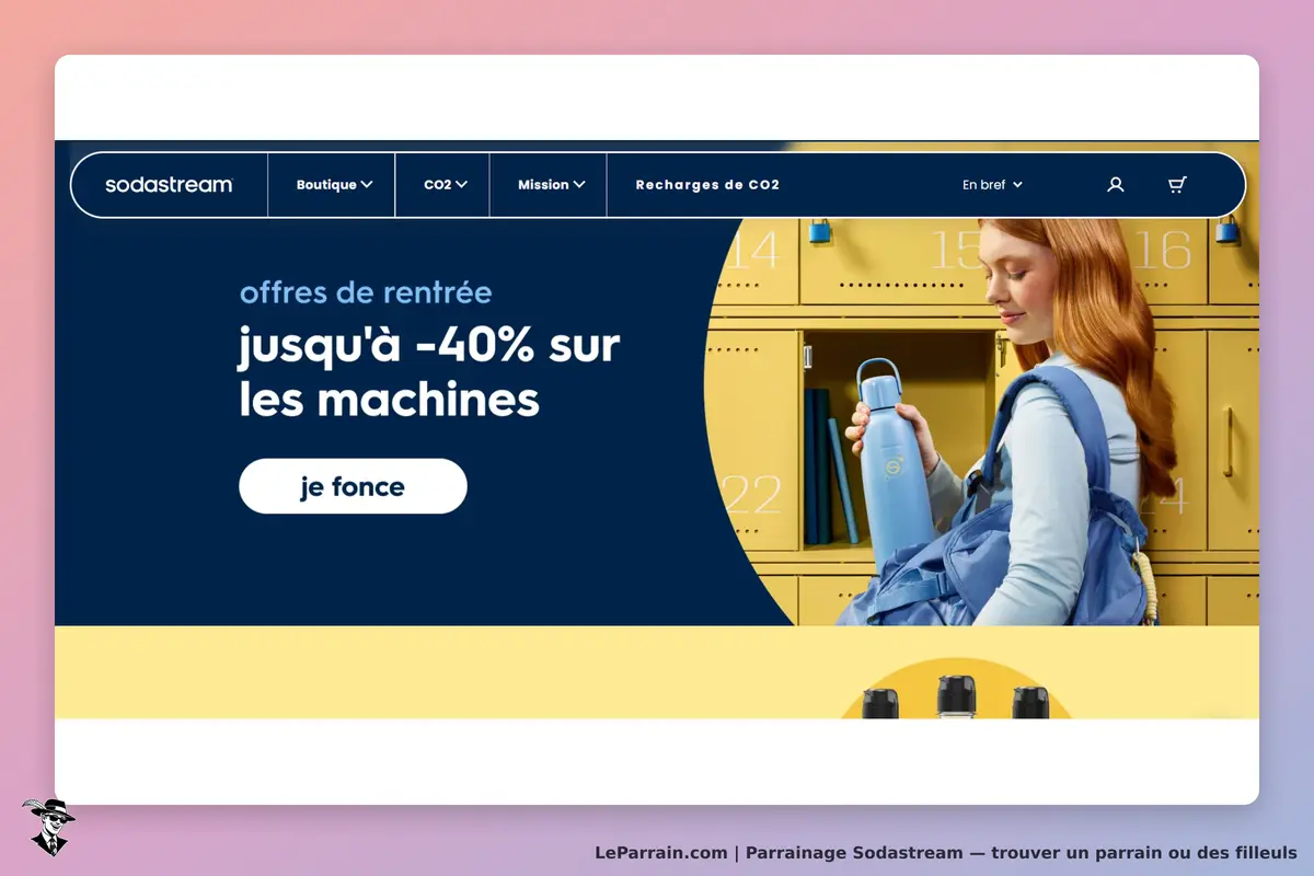 Sodastream : une femme tient une bouteille dans un environnement aux casiers jaunes