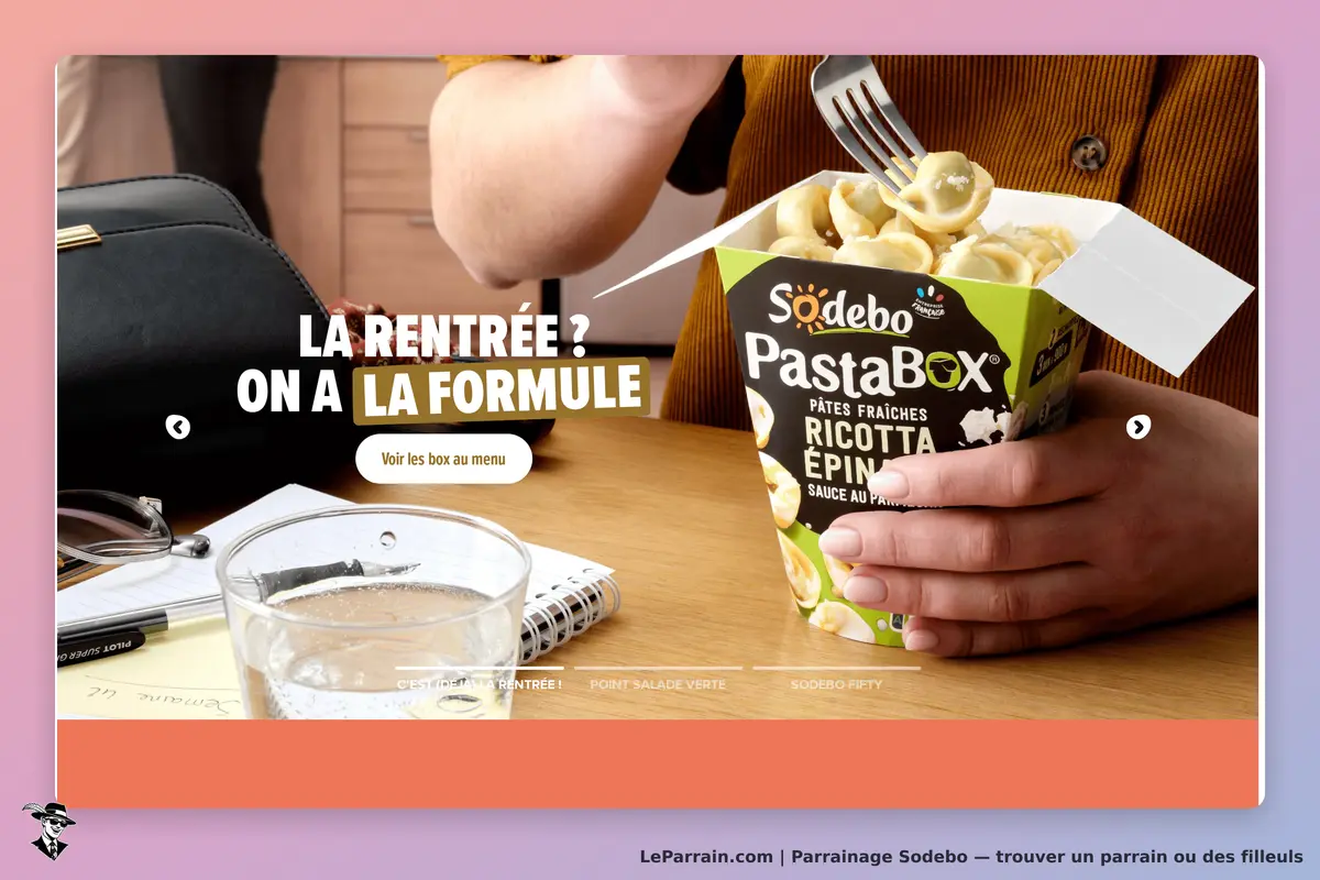 Sodebo : un utilisateur tient une PastaBox avec des pâtes fraîches sur une table
