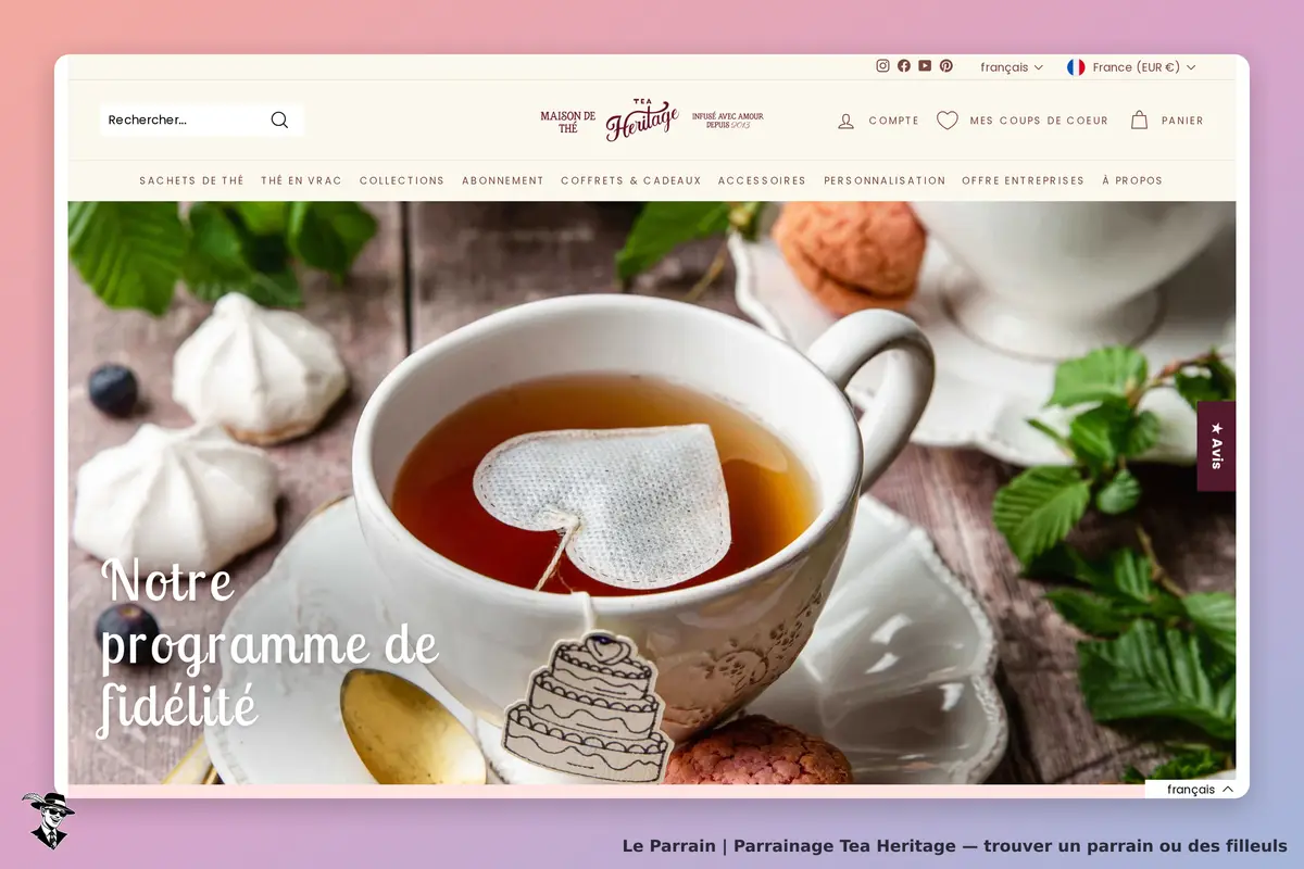 Tea Heritage : tasse de thé avec un sachet, biscuits et mention d'un programme de fidélité