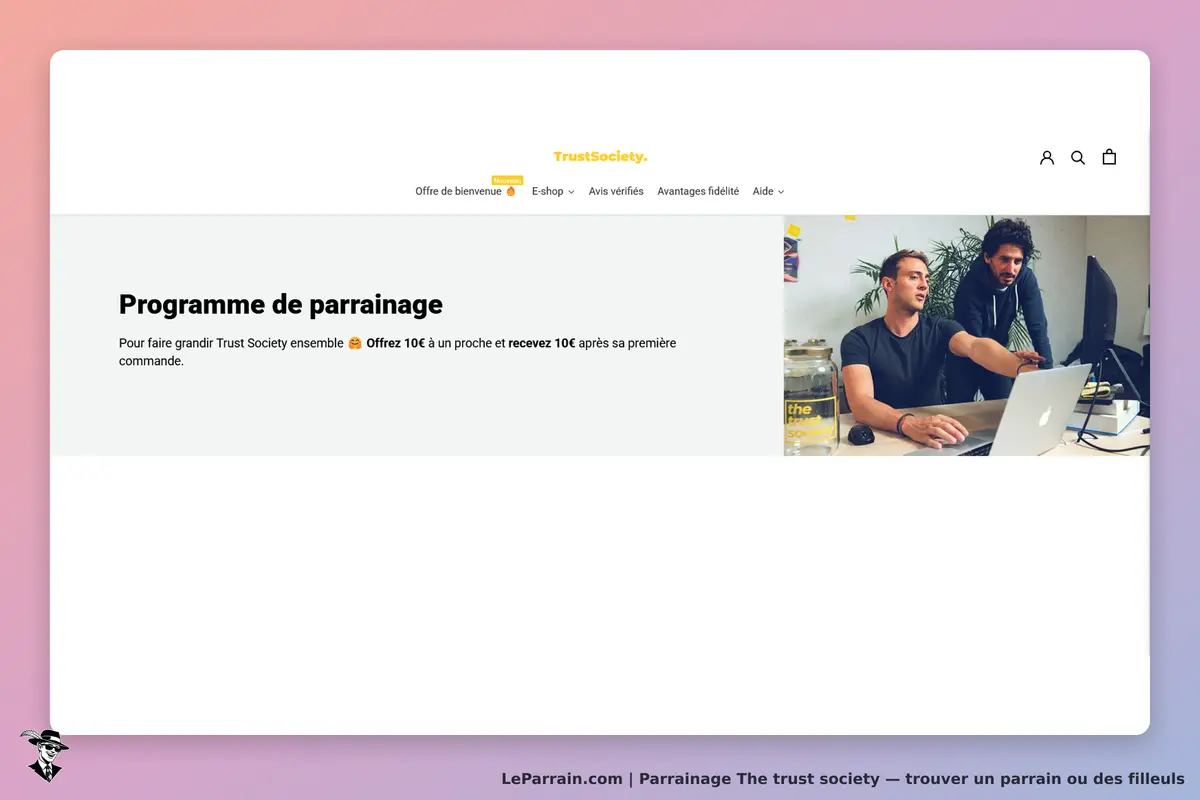 The Trust Society : page d'accueil avec le programme de parrainage et deux personnes devant un