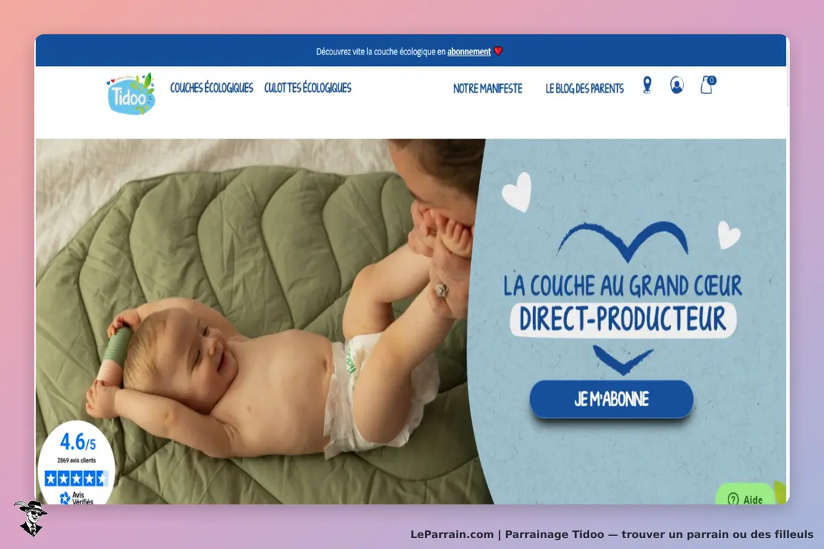 Tidoo : un bébé souriant joue sur un matelas avec une couche, accompagné d'un adulte